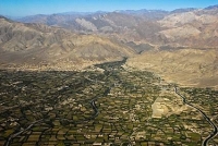 باشندگان پروان ادعا دارند که طالبان کمک‌های بشری را فقط به افراد و بستگان خود شان توزیع می‌کنند